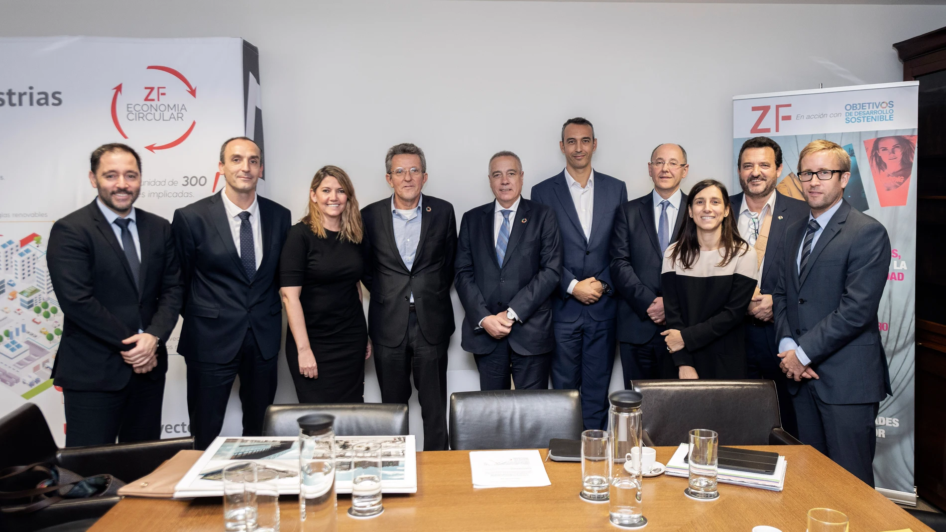 DEBATE EMPRESARIAL SOBRE EL CAMBIO CLIMATICO. De izquierda a derecha, Xavier Gil (Ecoenergies); Jordi Pineda (Azko Nobel); Blanca Sorigué (CZF); Àngel Pes, presidente de la Red Española del Pacto Mundial; Pere Navarro, delegado especial del Estado en el CZF; José Antonio Aranda (Cellnex); Joan Carles Casas (Seat); Montse Espanyol (La Razón); Ferran Peirón (Covestro) y Miquel Roca (RACC)