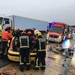 GRAFCVA333. VILANOVA D'ALCOLEA (CASTELLÓN), 04/12/2019.- Varios bomberos trabajan en el lugar del accidente donde tres personas han fallecido y otras dos han resultado heridas al colisionar dos vehículos a primera hora de este miércoles en la CV-13, en el término municipal de Vilanova d'Alcolea (Castellón), según fuentes del Centro de Información y Coordinación de Urgencias (CICU). EFE/ Consorci Provincial Bombers Castelló ###SOLO USO EDITORIAL###