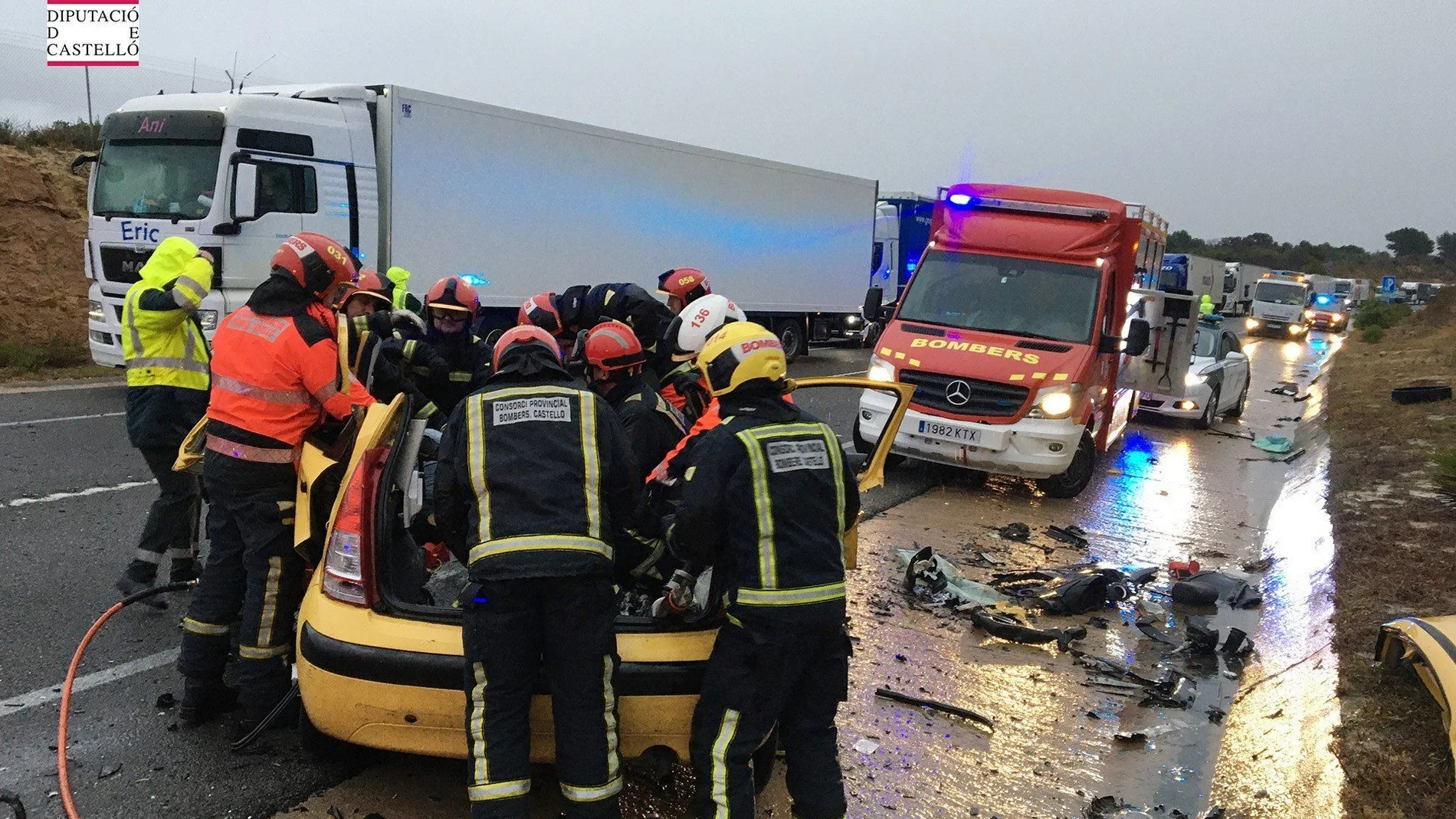 GRAFCVA333. VILANOVA D'ALCOLEA (CASTELLÓN), 04/12/2019.- Varios bomberos trabajan en el lugar del accidente donde tres personas han fallecido y otras dos han resultado heridas al colisionar dos vehículos a primera hora de este miércoles en la CV-13, en el término municipal de Vilanova d'Alcolea (Castellón), según fuentes del Centro de Información y Coordinación de Urgencias (CICU). EFE/ Consorci Provincial Bombers Castelló ###SOLO USO EDITORIAL###