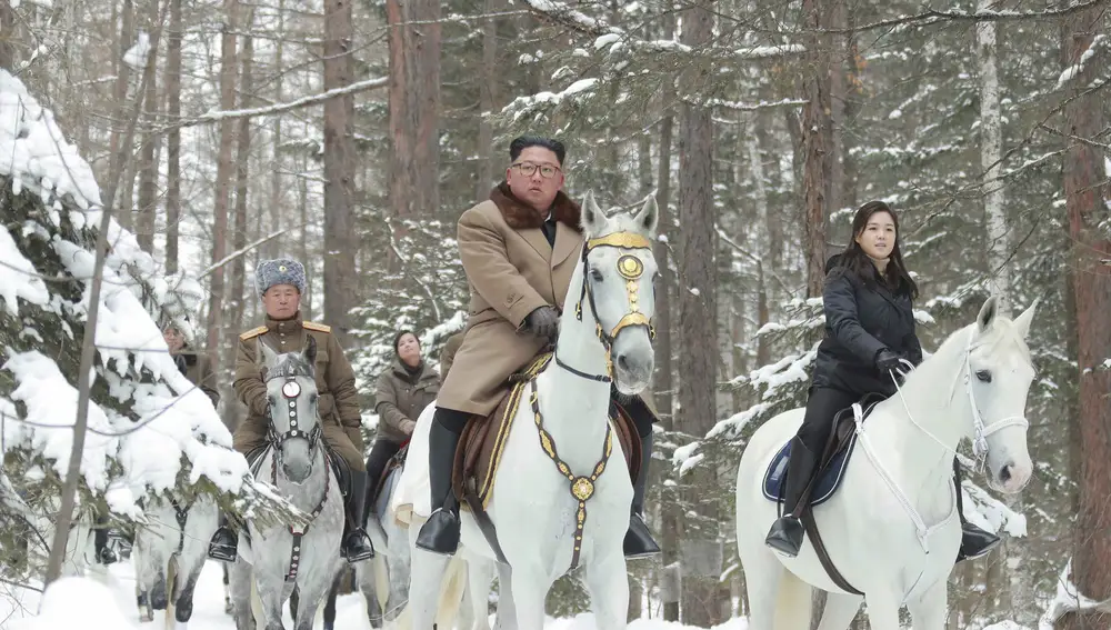 El dictador norcoreano, Kim Jong Un, durante su visita a caballo al Monte Paektu
