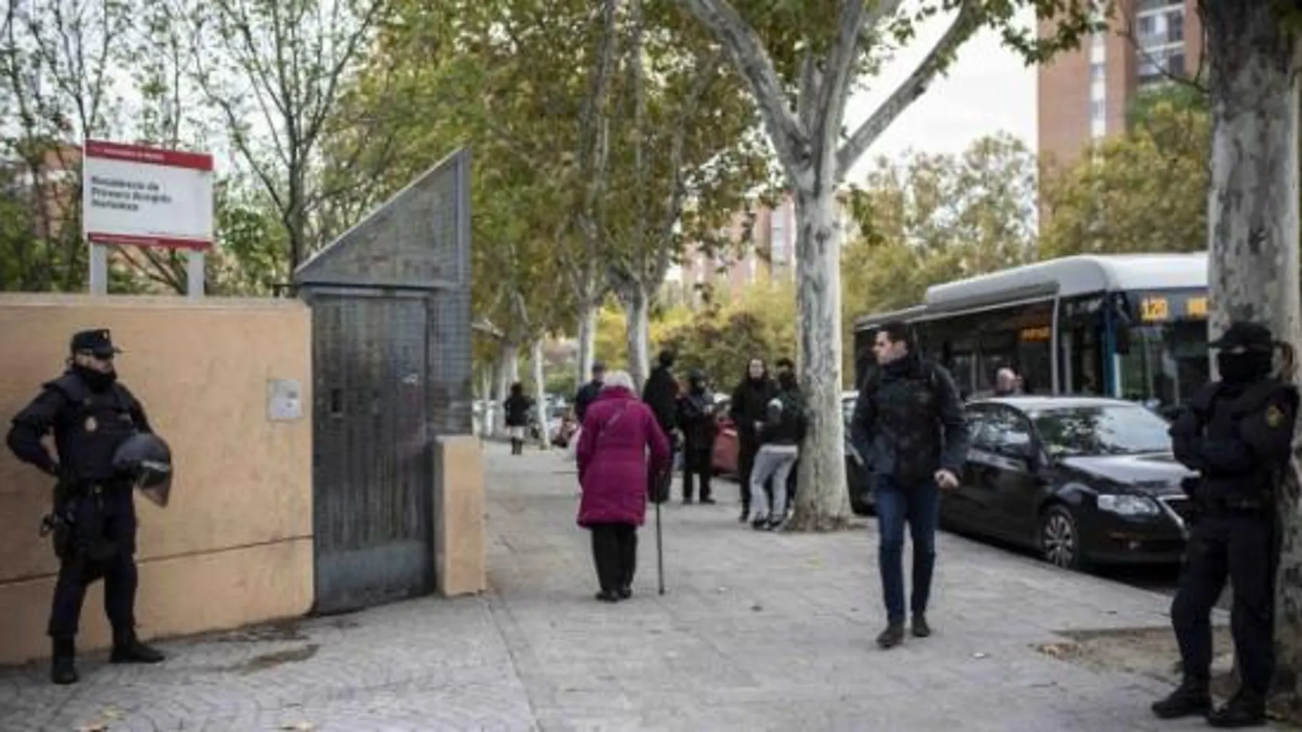 Efectivos de la Policía Nacional, en la entrada del centro de menores extranjeros no acompañados de Hortaleza