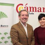 La directora territorial de la entidad en León, Marga Serna, y el presidente del órgano cameral leonés, Javier Vega