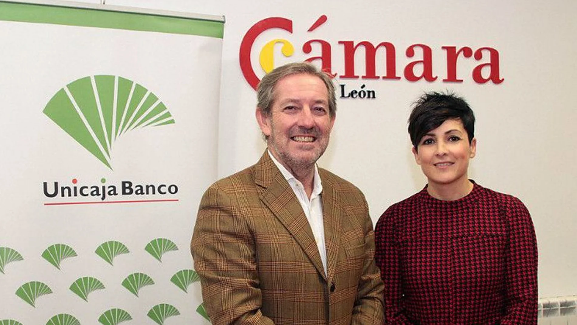 La directora territorial de la entidad en León, Marga Serna, y el presidente del órgano cameral leonés, Javier Vega