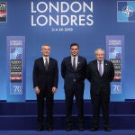 El secretario general de la OTAN, Jens Stoltenberg, Pedro Sánchez y el primer ministro británico, Boris Johnson, hoy en la cumbre de la Alianza