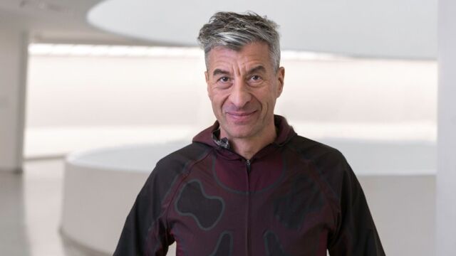 Maurizio Cattelan ha vuelto a una feria de arte después de 15 años de ausencia