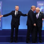 El "premier" británico, Boris Johnson, y el presidente de EE UU, Donald Trump, conversan durante la cumbre de la OTAN en Walford (Reino Unido) el pasado diciembre