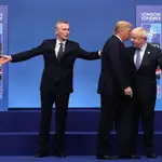El &quot;premier&quot; británico, Boris Johnson, y el presidente de EE UU, Donald Trump, conversan durante la cumbre de la OTAN en Walford (Reino Unido) el pasado diciembre