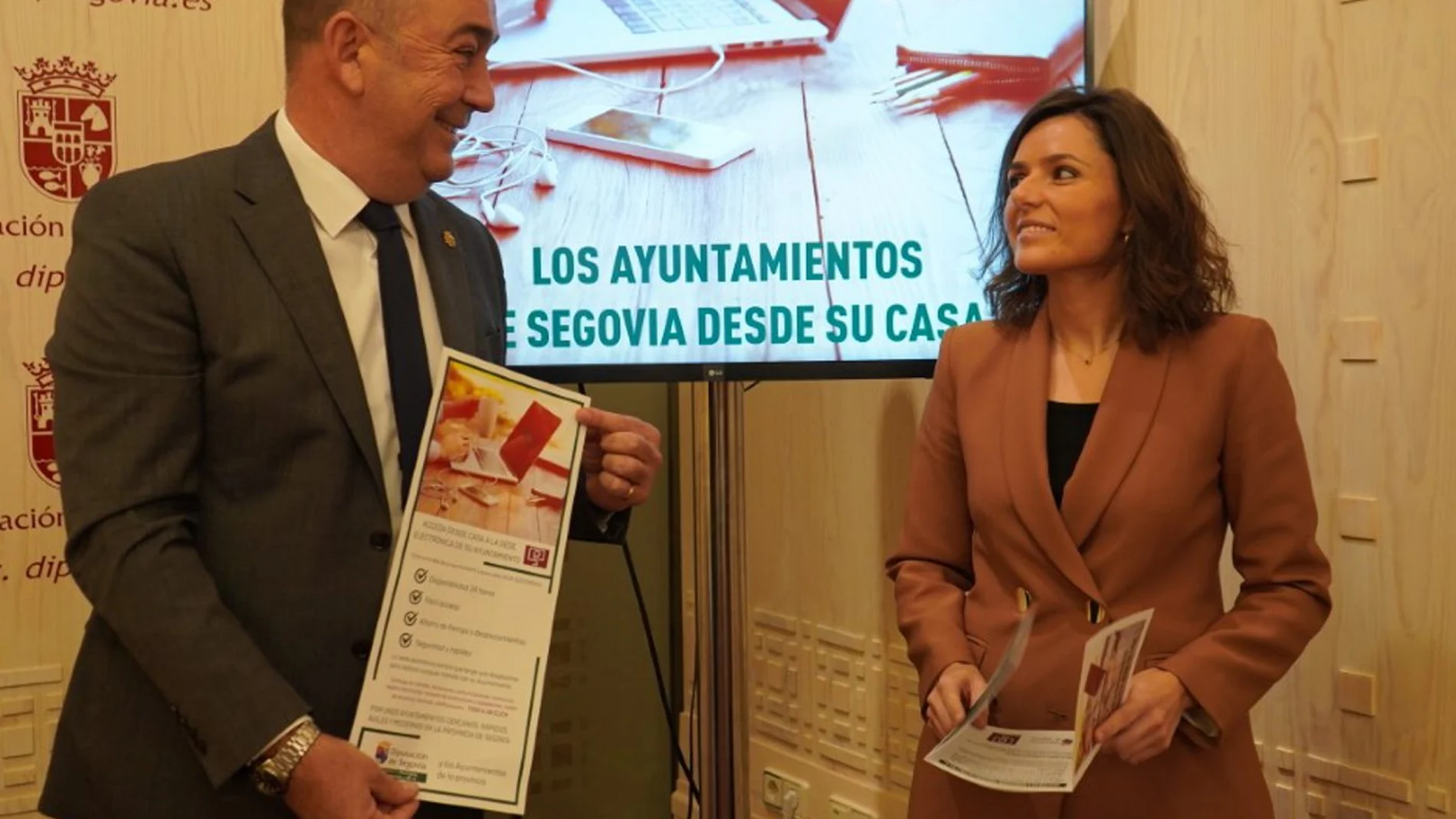 Miguel Ángel de Vicente presenta la nueva iniciativa junto a la diputada Sara Dueñas