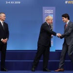 Boris Johnson saluda al canadiense Justin Trudeau durante la cumbre de la OTAN en Watford en 2019