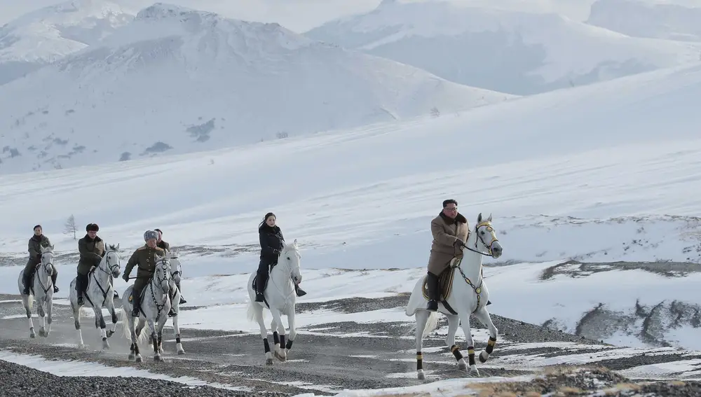 Kim Jong Un, a caballo, seguido por su séquito en el monte Paektu