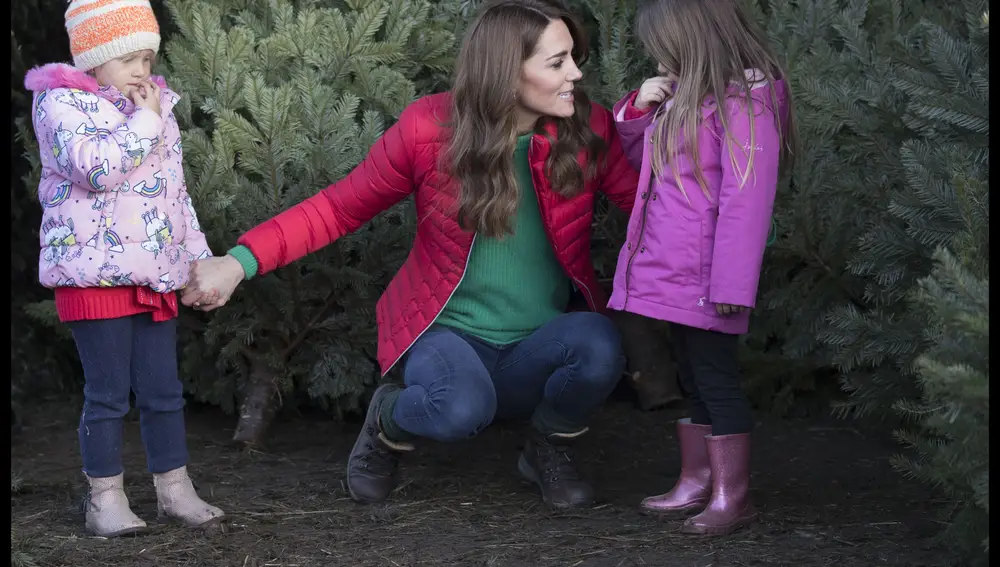 04/12/2019. Great Missenden, United Kingdom: The Duchess of Cambridge at Peterley Manor Farm in Great Missenden, United Kingdom, where she picked christmas trees with families and children who are supported by the charity Family Action. (Stephen Lock / i-Images / Contacto)04/12/2019 ONLY FOR USE IN SPAIN