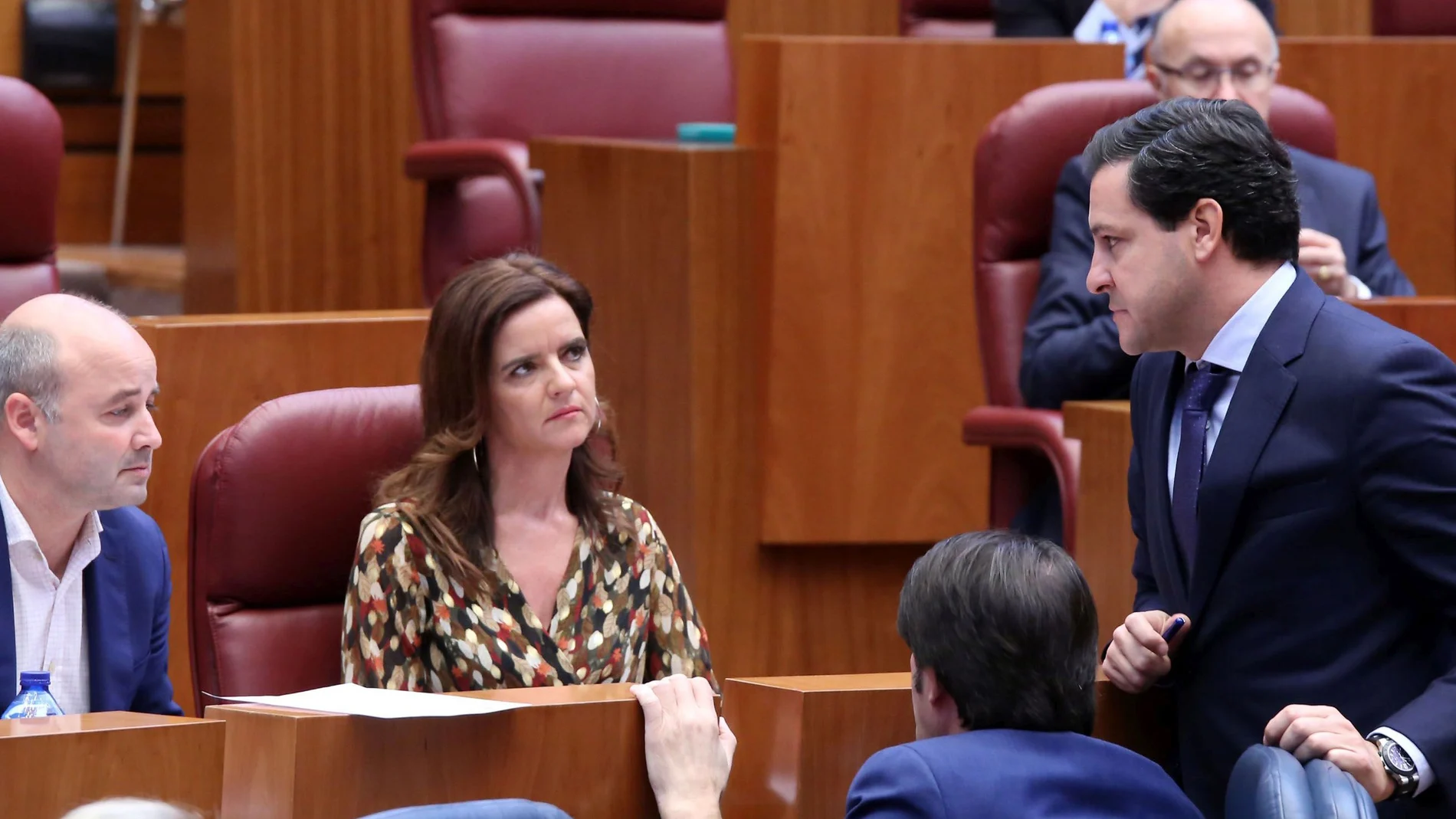 El popular Raúl de la Hoz, conversa la portavoz de Ciudadanos, Ana Carlota Amigo y el procurador «naranja», David Castaño, en presencia del consejero Suárez-Quiñones, en las Cortes