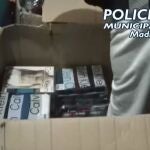 La operación “Arias” de la Policía Municipal de Madrid ha permitido la intervención de 15.000 artículos en el registro de dos domicilios y una persona detenida.