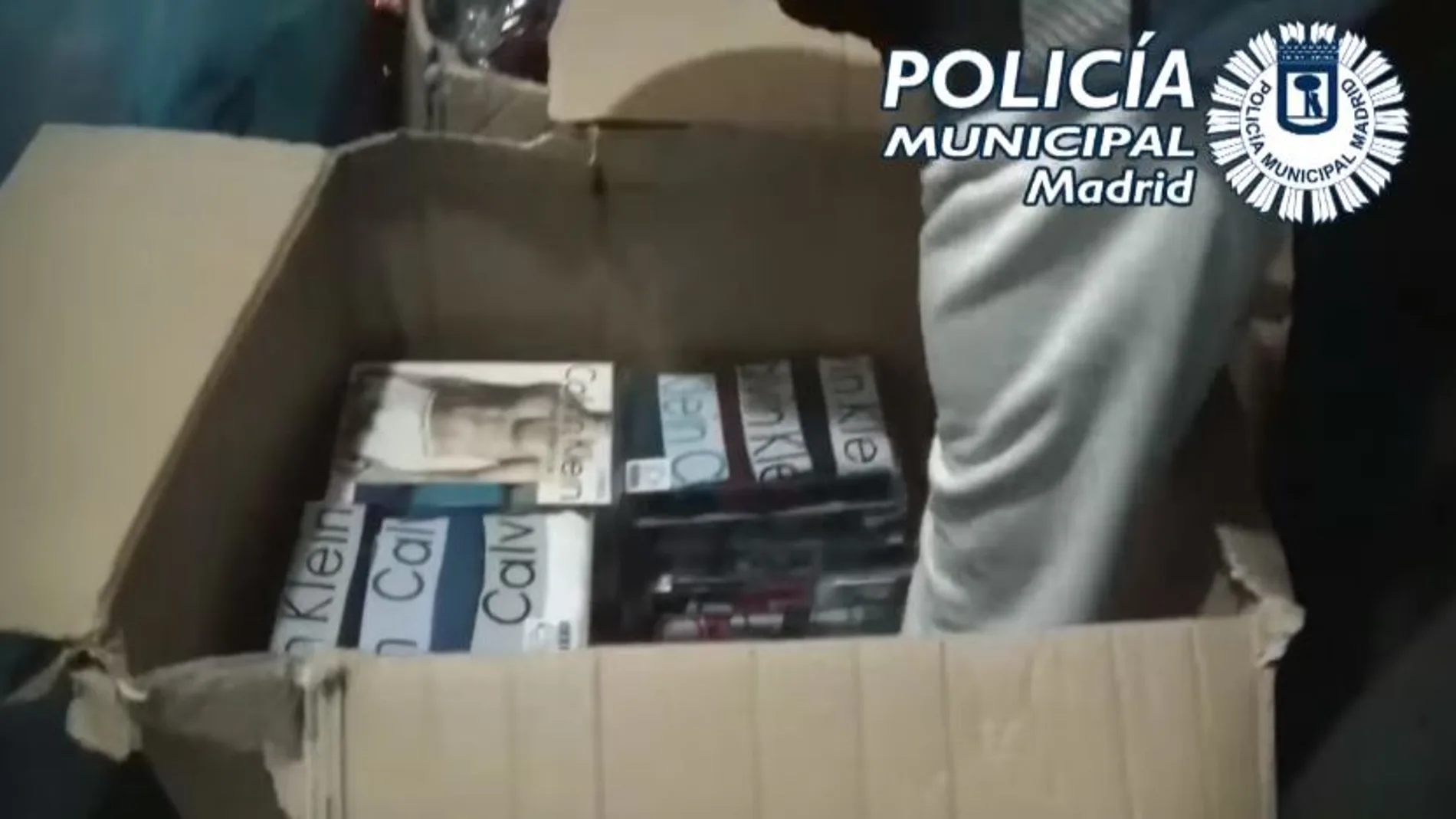 La operación “Arias” de la Policía Municipal de Madrid ha permitido la intervención de 15.000 artículos en el registro de dos domicilios y una persona detenida.
