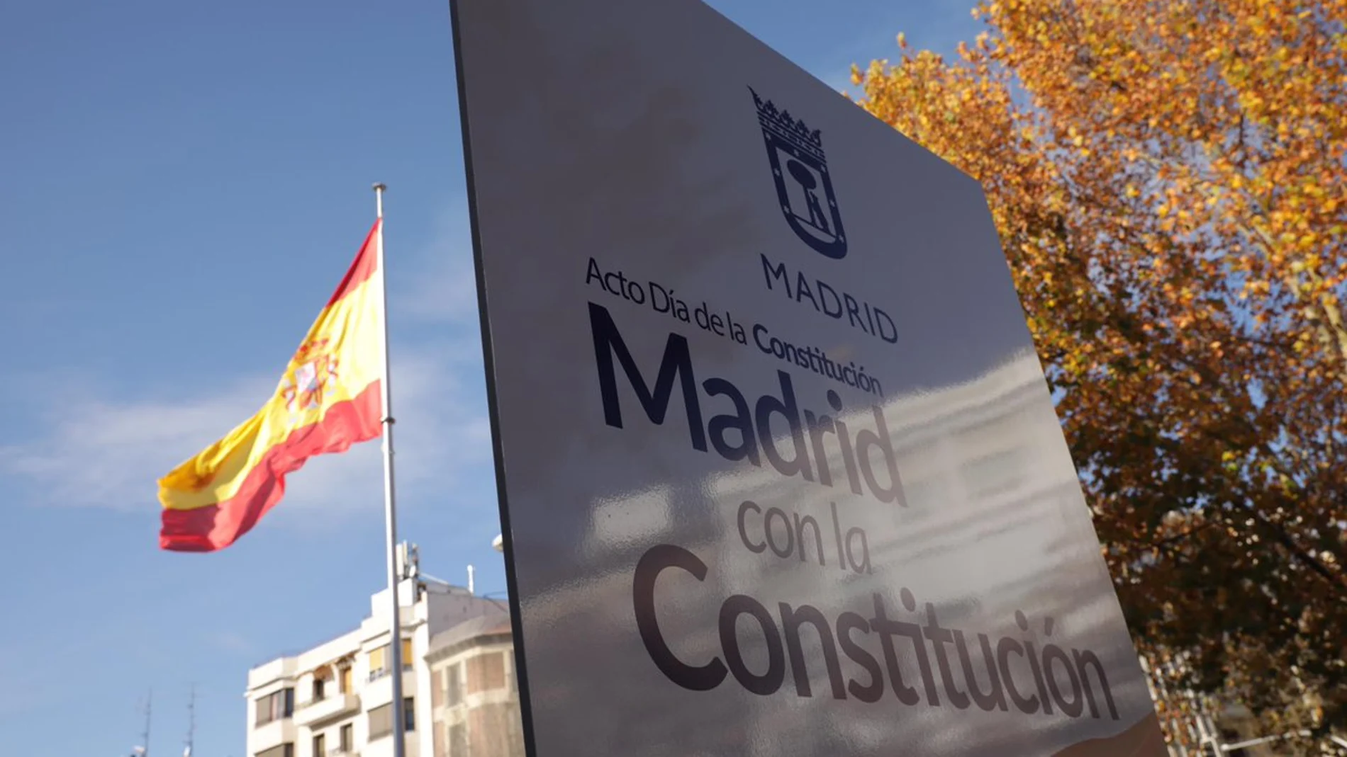 El Ayuntamiento instala una bandera de España en la plaza de Chamberí