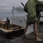 Pescadores se cubren antes de salir a faenar en el Lago Maracaibo, cerca de La Salina