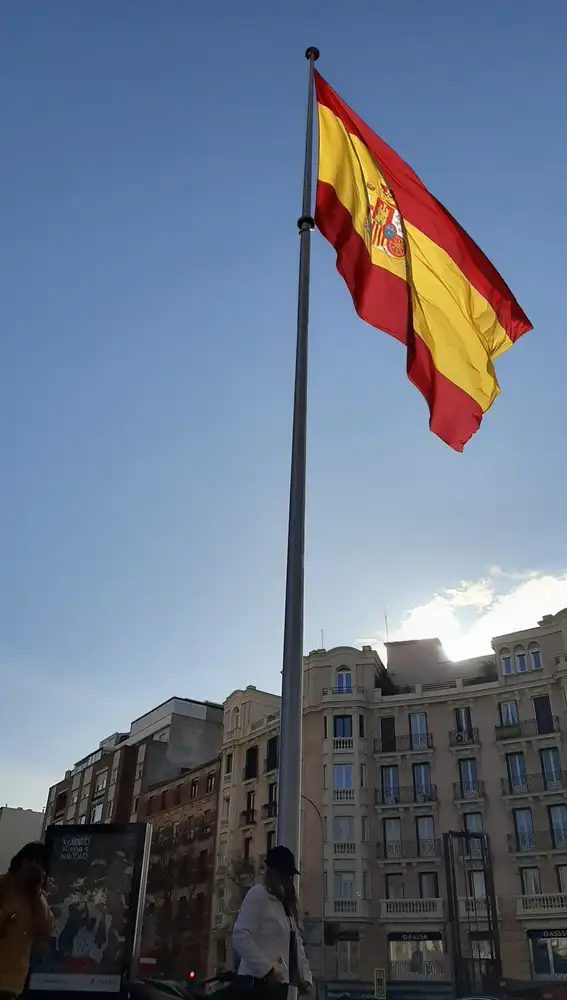 El Ayuntamiento instala una bandera de España en la plaza de Chamberí /Foto: Jaime V. Echagüe