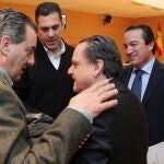 Mario Amilivia, presidente del Consejo de Cuentas, conversa con los populares Salvador Cruz, Alberto de Castro y Vidal Galicia