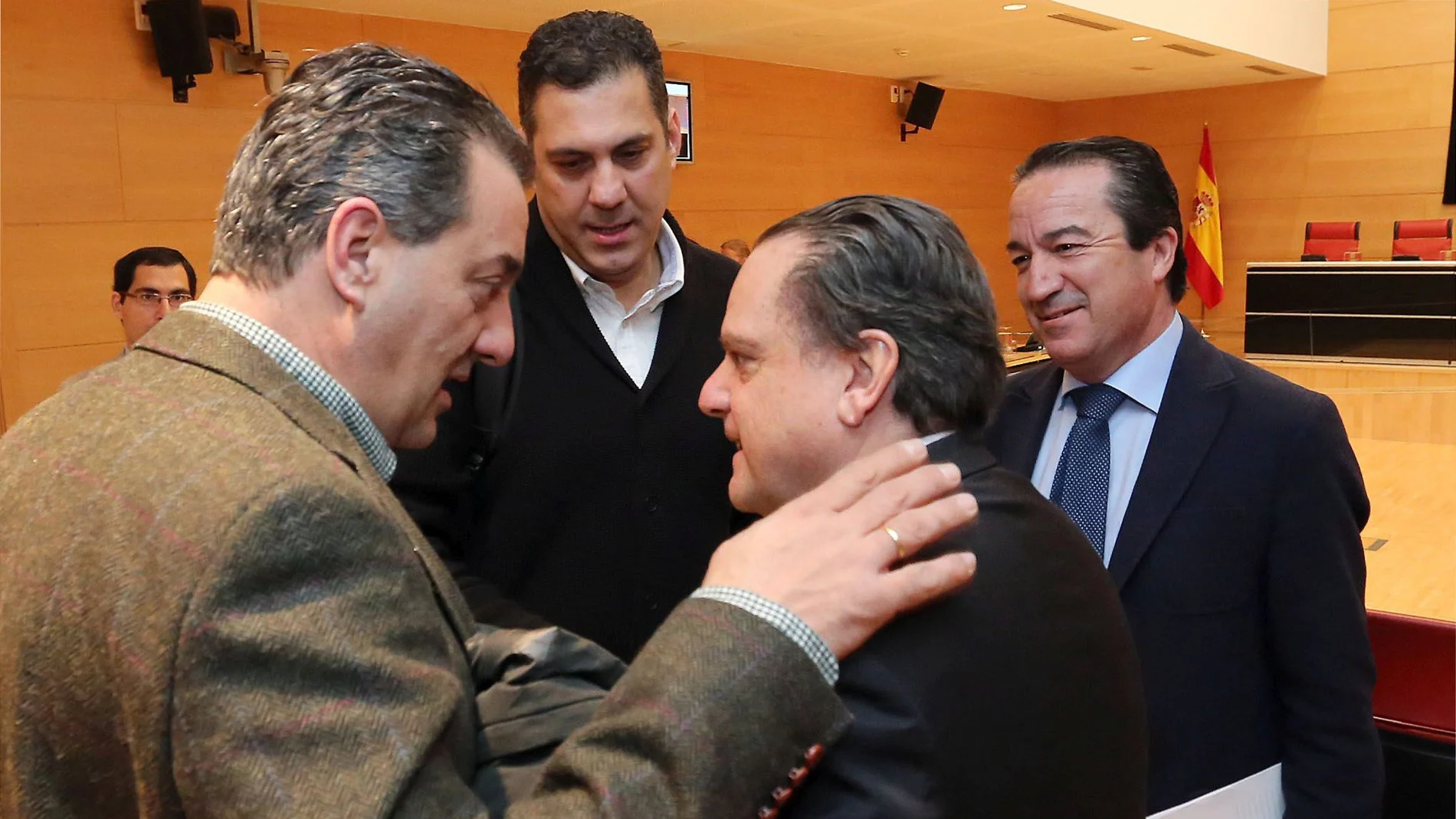 Mario Amilivia, presidente del Consejo de Cuentas, conversa con los populares Salvador Cruz, Alberto de Castro y Vidal Galicia
