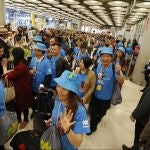 Un grupo de turistas chinos en el aeropuerto de Barajas
