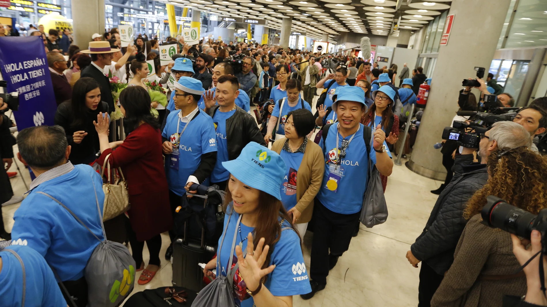 Un grupo de turistas chinos en el aeropuerto de Barajas
