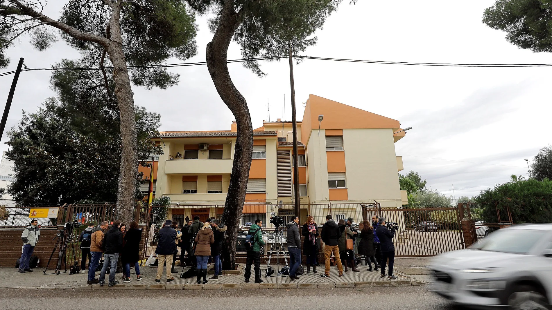 Numerosos periodistas esperan ante el Cuartel de la Guardia Civil en Carcaixent (Valencia), en un crimen reciente
