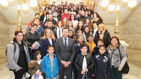 Óscar Puente junto con los alumnos participantes en el acto por el aniversario de la Constitución en el Ayuntamiento de Valladolid