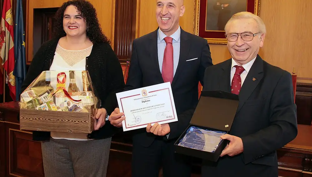 El alcalde de León, José Antonio Diez, entrega las distinciones del voluntariado