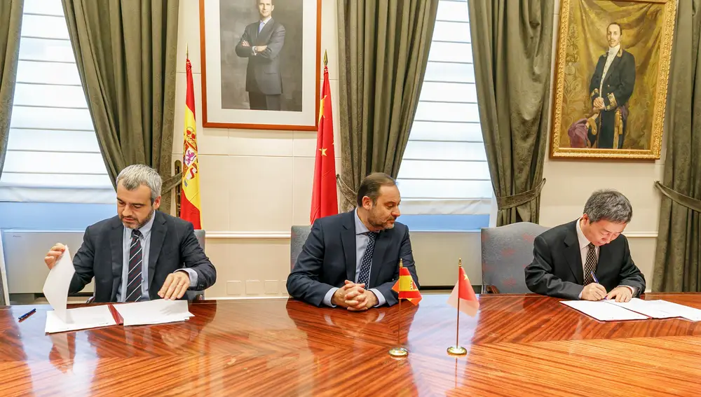 El senior vicepresidente de CTRIP, Li Xiaoping, junto al consejero delegado de AENA, Maurici Lucena, y el ministro de Fomento en funciones, José Luis Ábalos.
