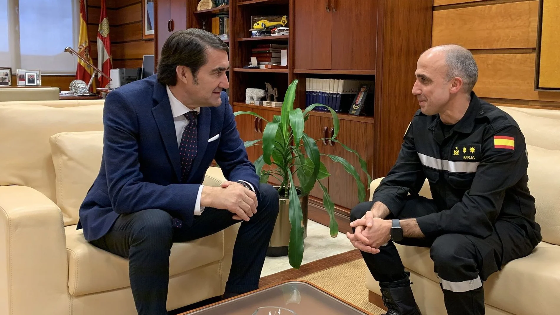 El consejero de Fomento y Medio Ambiente, Juan Carlos Suárez-Quiñones, se reúne con José Alberto Barja, teniente coronel de la UME