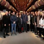 El director general de la bodega, Enrique Valero, junto al equipo de recursos humanos y los representantes de las fundaciones.