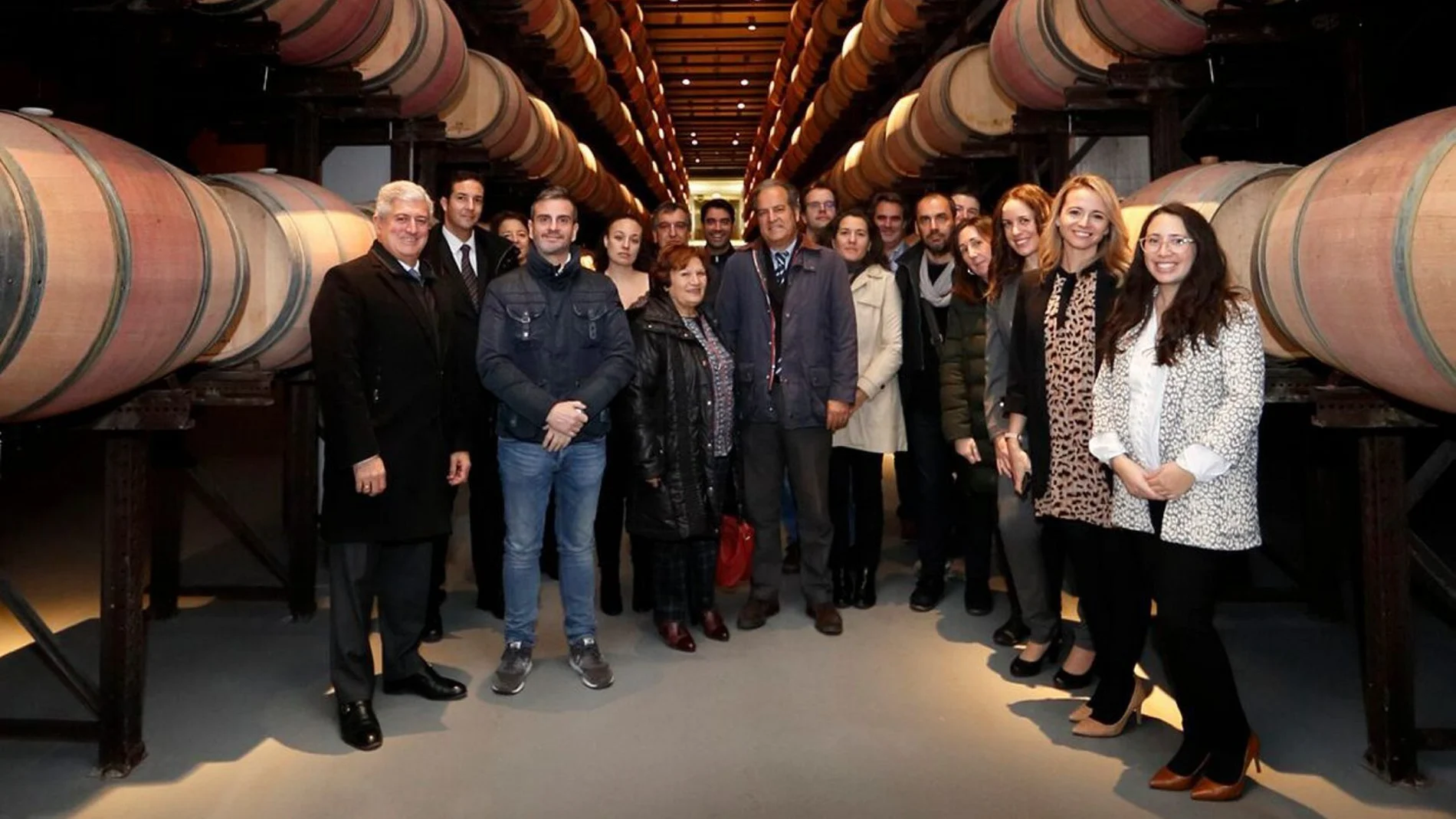 El director general de la bodega, Enrique Valero, junto al equipo de recursos humanos y los representantes de las fundaciones.
