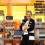 La CEO de Pharmadus, Beatriz Escudero, con productos de la compañía