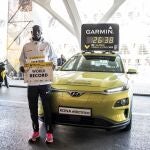 Joshua Cheptegei y el Hyundai Kona Eléctrico