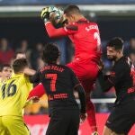 Asenjo atrapa al balón acosado por Joao Félix