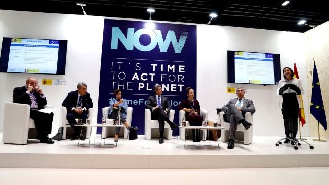 La ministra de Industria, Comercio y Turismo en funciones, Reyes Maroto (d), interviene en una mesa redonda sobre Electromovilidad dentro de la cuarta jornada de la Cumbre del Clima que se celebra en Madrid