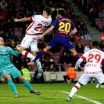 El delantero del RCD Mallorca Ante Budimir (2-i) cabecea un balón para marcar el segundo gol ante el FC Barcelona, durante el partido de Liga en Primera División disputado este sábado en el Camp Nou. EFE/Toni Albir