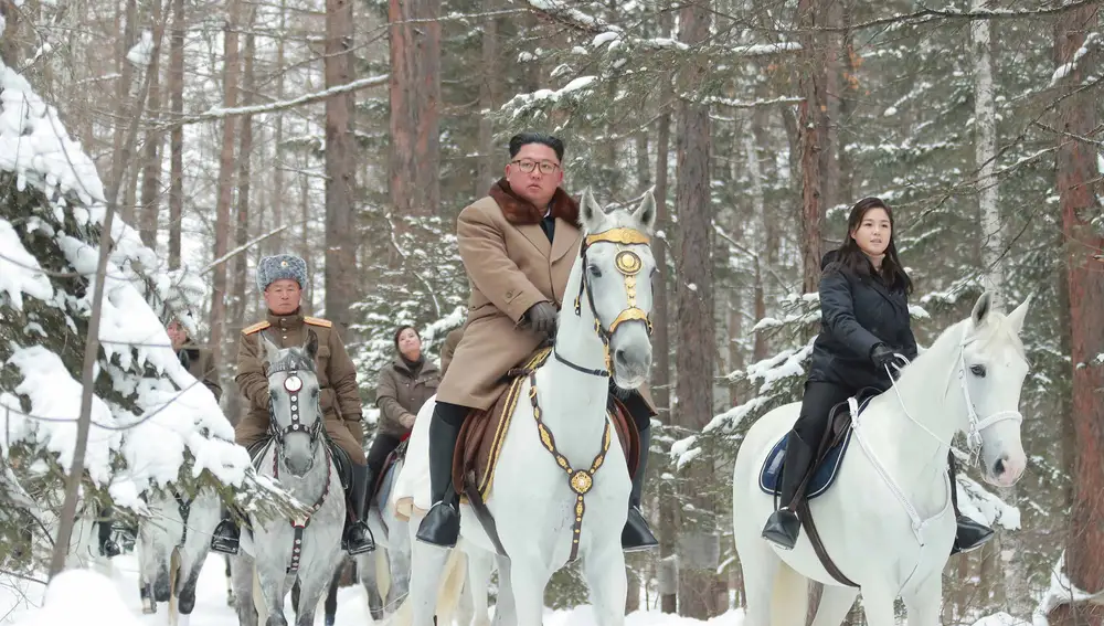 Kim Jong Un a caballo con su mujer Ri Sol Ju