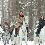 Kim Jong Un a caballo con su mujer Ri Sol Ju