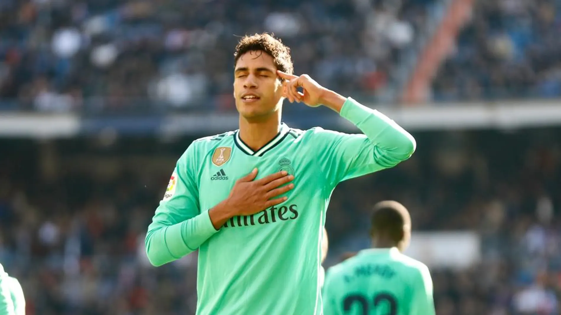 El Madrid se adelanta en el marcador gracias a un gol de Varane