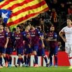 Los jugadores del FC Barcelona celebran el quinto gol ante el RCD Mallorca, durante el partido de Liga en Primera División disputado este sábado en el Camp Nou, en Barcelona