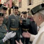 . El Papa recibe un tricornio de manos de una agente la Guardia Civíla las puertas de Embajada de España en Roma tras el acto con motivo de la Inmaculada Concepción.