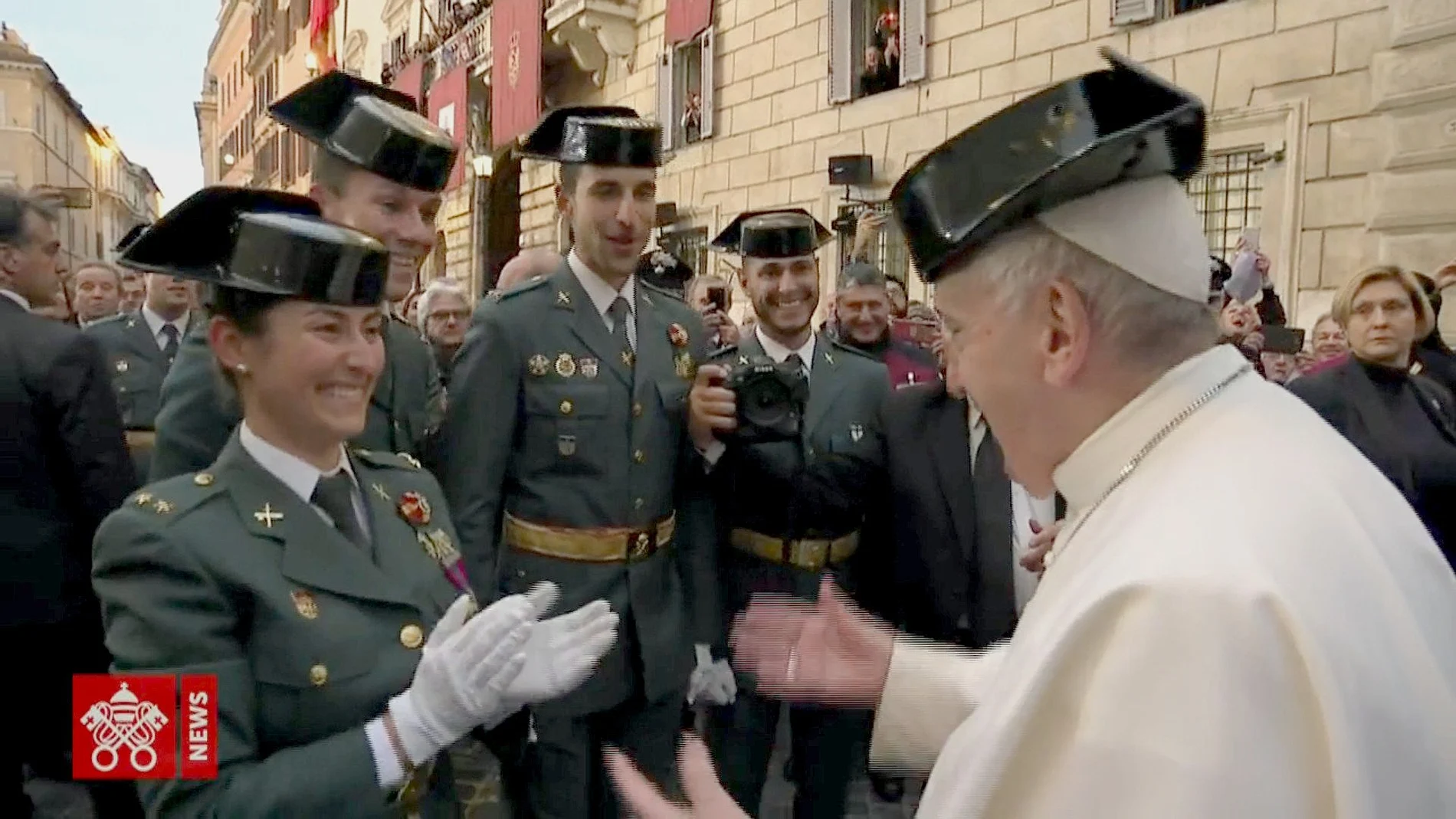 . El Papa recibe un tricornio de manos de una agente la Guardia Civíla las puertas de Embajada de España en Roma tras el acto con motivo de la Inmaculada Concepción.