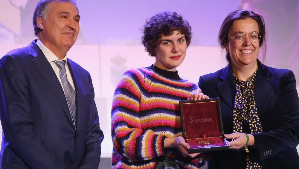 Eva Sáiz recibe el premio al mejor corto nacional de manos de la presidenta de la Diputación de Palencia, Ángeles Armisén, en presencia del consejero delegado de Gullón, Juan Miguel Martínez gabaldón