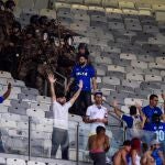 Los antidisturbios tuvieron que entrar en el estadio ante los incidentes provocados por la afición de Cruzeiro