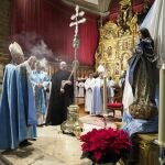 El cardenal arzobispo de Valladolid, Ricardo Blázquez, inciensa la imagen de la Inmaculada Concepción, durante la homilía celebrada en la Santa Catedral de Valladolid