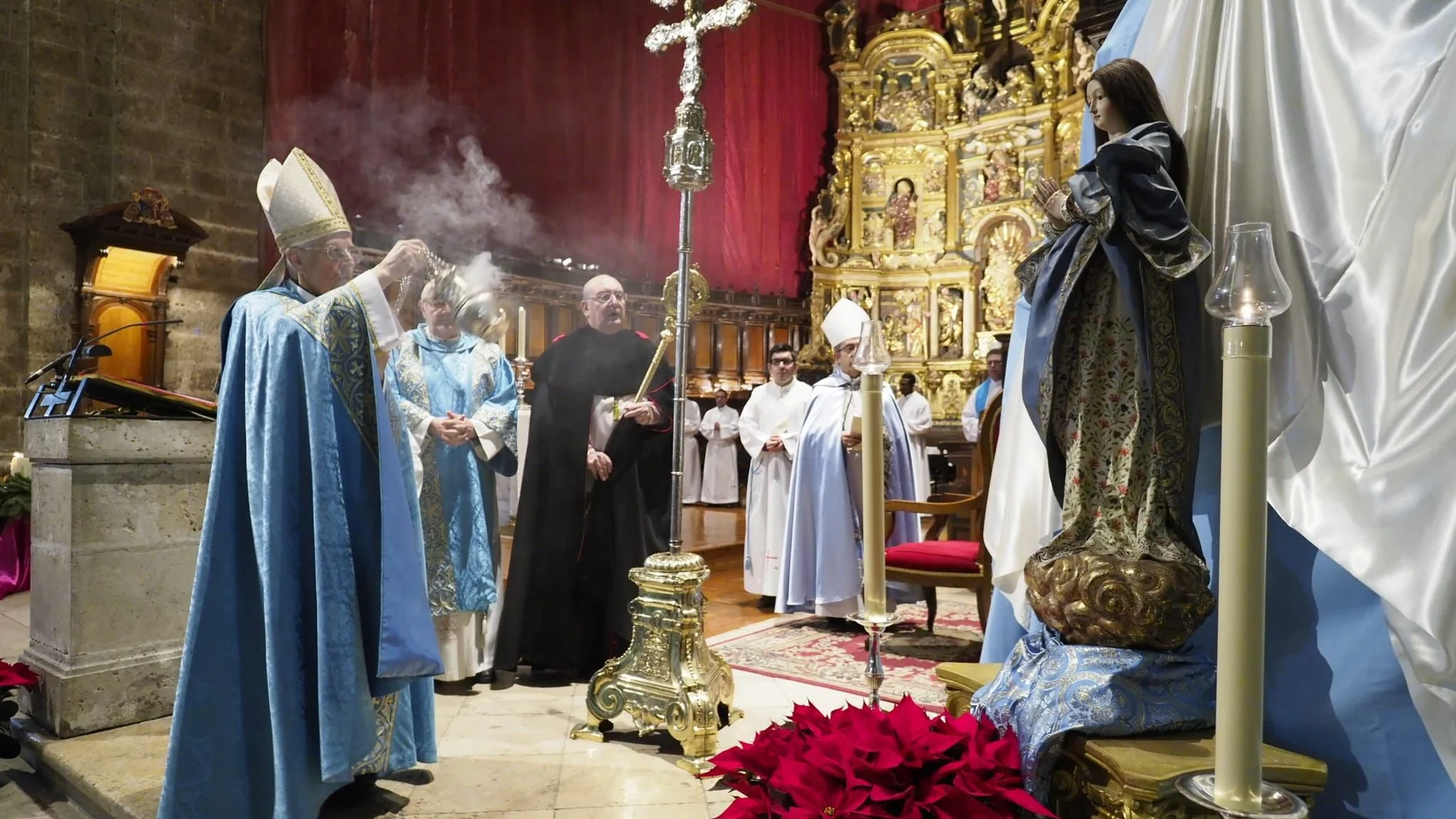 El cardenal arzobispo de Valladolid, Ricardo Blázquez, inciensa la imagen de la Inmaculada Concepción, durante la homilía celebrada en la Santa Catedral de Valladolid