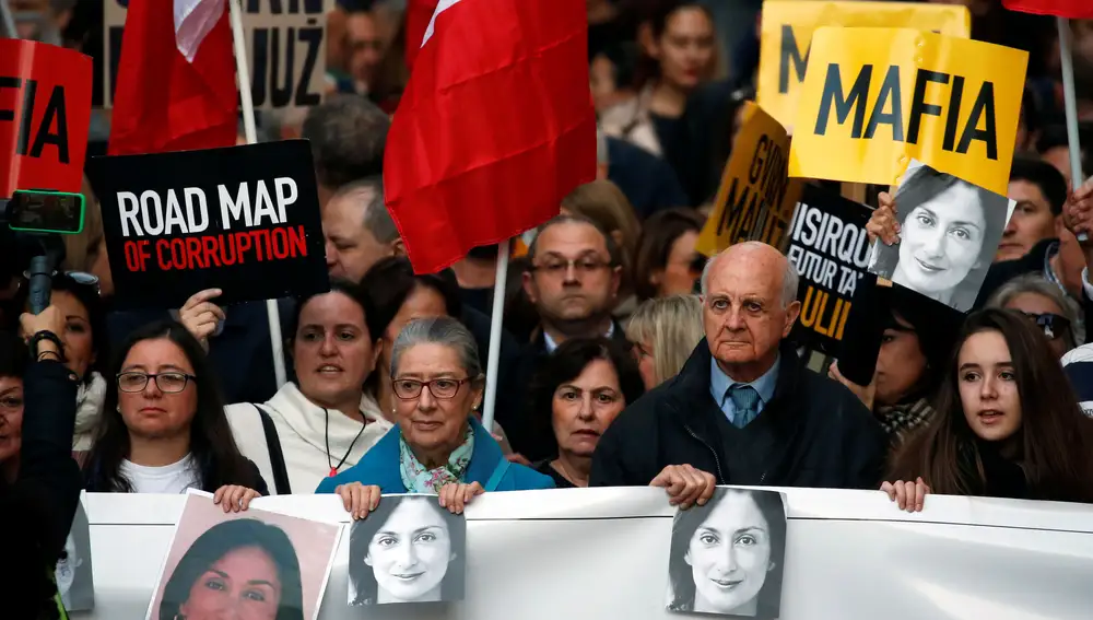 Rose y Michael Vella, los padres de Daphne Caruana Galizia, lideraron la marcha