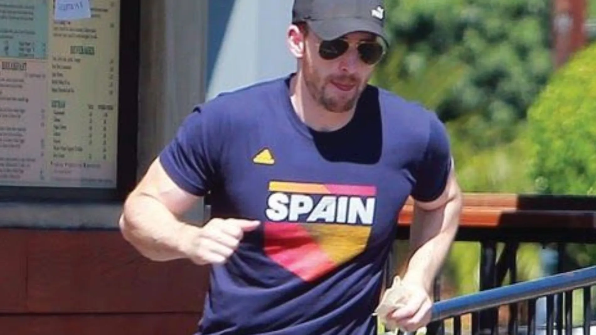 Chris Evans, conocido como "Capitán América", con una camiseta con los colores de España