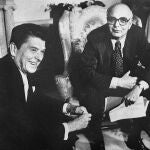 Volcker, en una imagen de archivo junto al presidente Ronald Reagan. ©AP Photo/J. Scott Applewhite